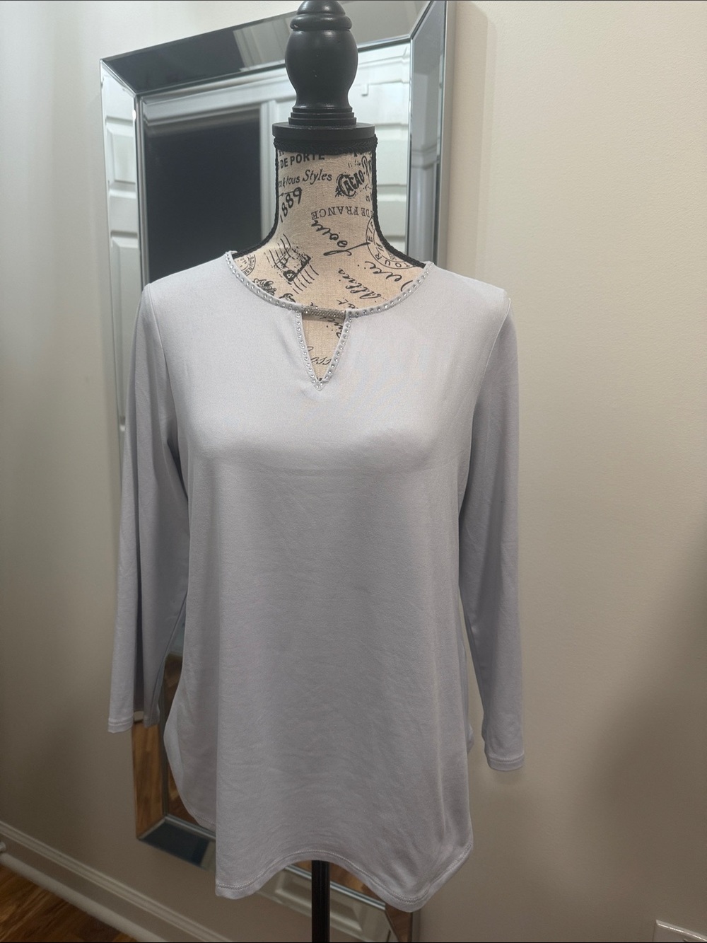 Ruby Rd. Light Gray Long-Sleeve Keyhole Top